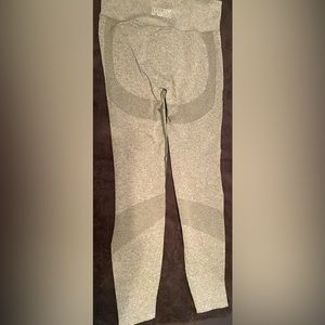 PINK seamless leggings sz medium, like new! 24" inseam. Worn twice. Green